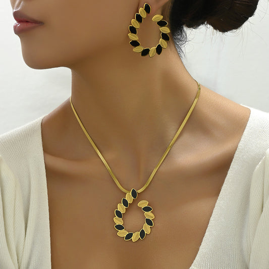 Stylish Earrings and Necklace Set - Women's Jewelry with Intricate Leaf Design